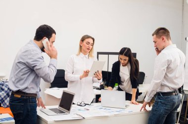 Toplantı odasında çalışan iş adamları.