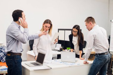 Toplantı odasında çalışan iş adamları.