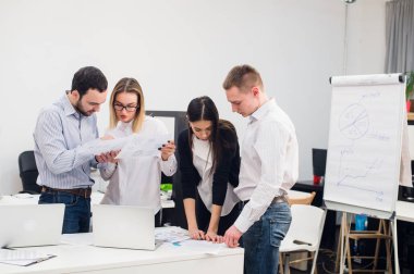 Grup fikirleri tartışmak için Office işçi toplantının