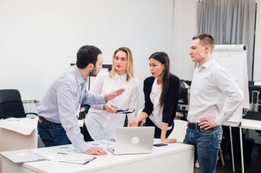 Grup genç arkadaşları büyük iş Decisions.Creative Ekip Tartışması kurumsal yapma kavramı Modern Office.Startup fikir tanıtımı pazarlama iş.