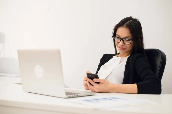 Retrato de mulher de negócios com laptop escreve em um documento em seu escritório — Fotografia de Stock
