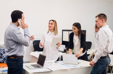 Toplantı odasında çalışan iş adamları.