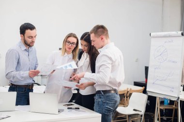 Grup fikirleri tartışmak için Office işçi toplantının