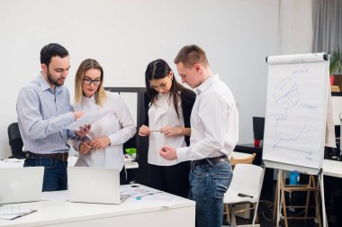 Grup fikirleri tartışmak için Office işçi toplantının