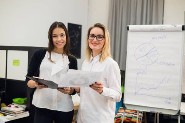 İki güzel genç Yöneticiler bazı belgeleri okuma