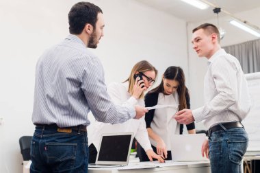 Grup kendi kendine portre çekici ve komik küçük ofis boyuyla jestlerle yapma dört farklı neşeli co-işçi