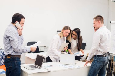 Toplantı odasında çalışan iş adamları.