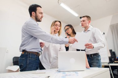 Toplantı odasında çalışan iş adamları.