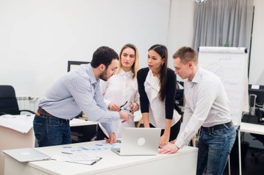 Grup genç arkadaşları büyük iş Decisions.Creative Ekip Tartışması kurumsal yapma kavramı Modern Office.Startup fikir tanıtımı pazarlama iş.