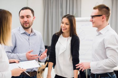 Mutlu çekici iş grubu ayakta bir ofiste