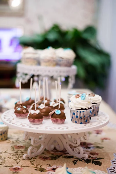 Bebé cupcakes en la mesa . — Foto de Stock