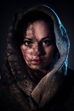 Genç kadın yüzü Afgan eşarp ile kapsayan korkuttu