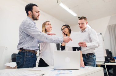 Toplantı odasında çalışan iş adamları.