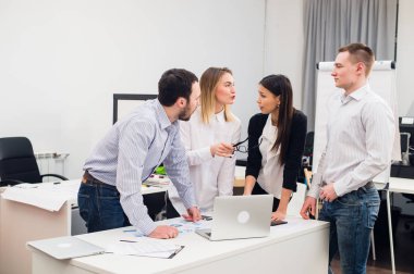 Grup genç arkadaşları büyük iş Decisions.Creative Ekip Tartışması kurumsal yapma kavramı Modern Office.Startup fikir tanıtımı pazarlama iş.