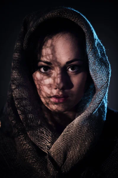 Genç kadın yüzü Afgan eşarp ile kapsayan korkuttu