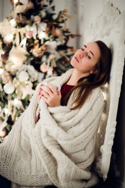 若い女性の古代便器に暖かい毛布 cuddles 彼女とコーヒーのマグカップでリラックス。目閉じた状態と穏やかな表情 — ストック写真