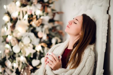 Genç kadın gibi o eski komodin üzerinde sıcak battaniye içinde kucaklamaları dinlendirici bir bardak kahve ile. Onun gözleri kapalı ve huzurlu ifade