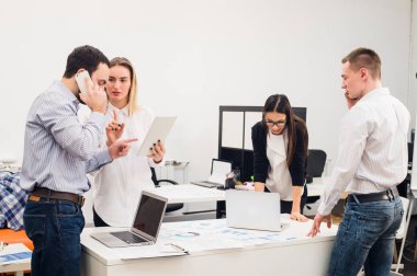 Toplantı odasında çalışan iş adamları.