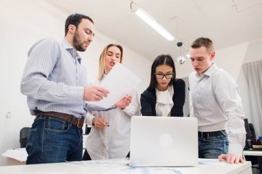 Toplantı odasında çalışan iş adamları.