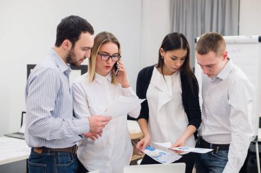 Grup fikirleri tartışmak için Office işçi toplantının