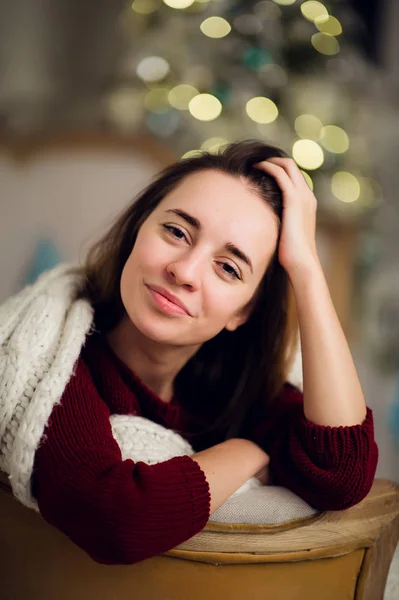 Πορτρέτο του όμορφη νεαρή γυναίκα σε βραδινή χαμόγελα στα Χριστούγεννα — Φωτογραφία Αρχείου