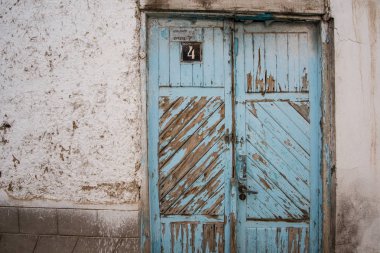 güzel arka plan ve doku yeşil-mavi kapıda kaldırım, eski şehir.
