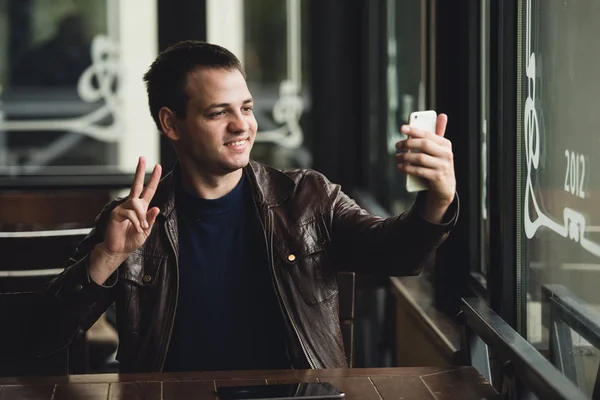 Joven tomando una selfie en la cafetería — Foto de Stock