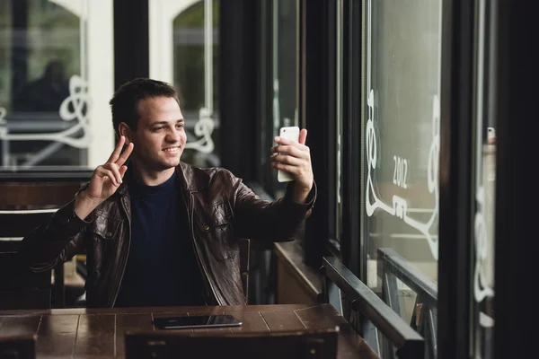 Jonge man een selfie te nemen in de coffeeshop — Stockfoto