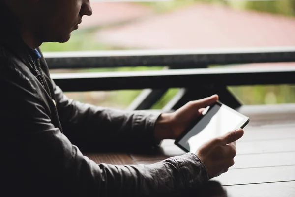 E-Mail-Prüfung auf Touchpad, Nahaufnahme der Hände mit digitalem Tablet im Café — Stockfoto