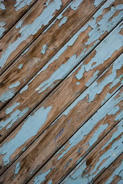 Régi öreg faajtó hámozott kék festékkel — Stock Fotó