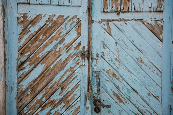 Hermoso fondo y textura verde-azul puerta en la acera, casco antiguo . — Foto de Stock