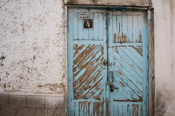 güzel arka plan ve doku yeşil-mavi kapıda kaldırım, eski şehir.