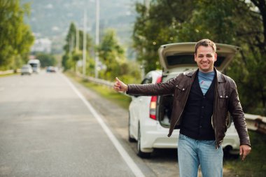Mutlu adam kırık araba yolda otostop