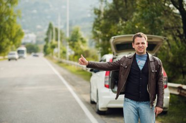 Mutlu adam kırık araba yolda otostop