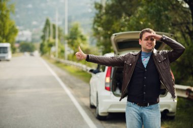 Mutlu adam kırık araba yolda otostop