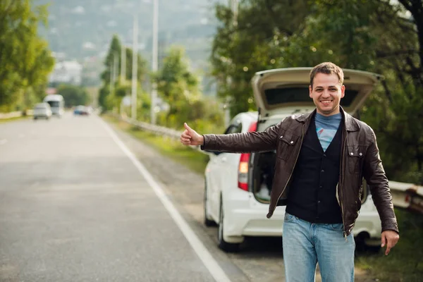 Mutlu adam kırık araba yolda otostop