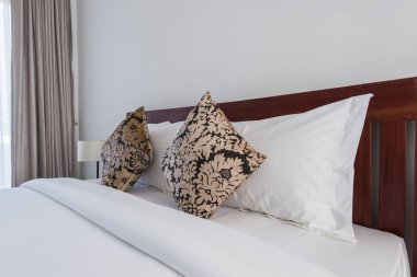 İç iki yastık ile Çift Kişilik Yatak