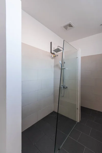 Сучасний інтер'єр ванної кімнати в готелі або будинку — стокове фото