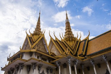 Tay tarzı Asya Budist tapınağı dekore edilmiş çatı