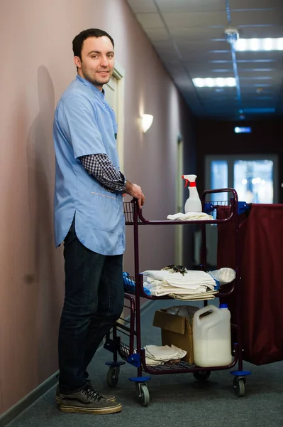 호텔 객실을 청소 하 고 손님에 게 가기-knotch 서비스를 제공 하는 과정에서 수건 진공 승무원 직원 들을 청소 하는 호텔에 사람 웃. — 스톡 사진