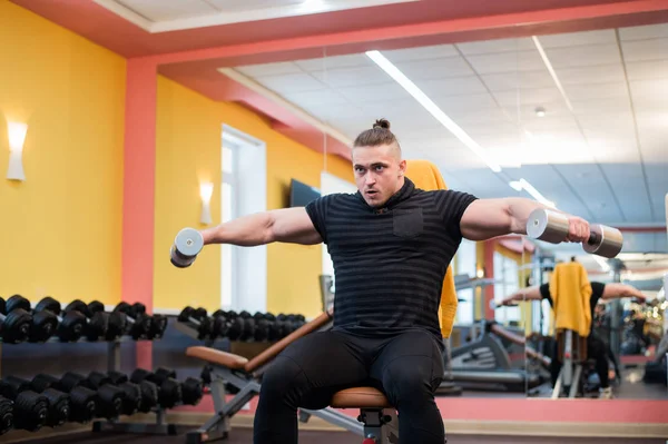 Όμορφος ισχυρό Αθλητικός άνδρας κάνει ώμου barbell τύπου άσκηση. Ισχυρή bodybuilder με τέλεια τους μύες. — Φωτογραφία Αρχείου