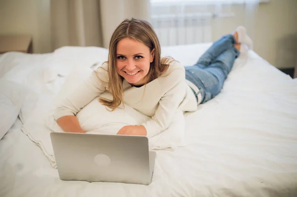 Retrato de una joven rubia gorgoeus comprando en línea usando un portátil — Foto de Stock