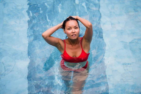 Vista superior de una hermosa sexy mujer asiática adulta en la piscina — Foto de Stock