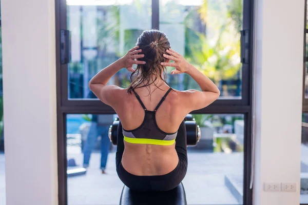 Donna in forma attraente che lavora fuori abs in palestra presso hotel resort di lusso con una splendida vista durante le vacanze estive — Foto Stock