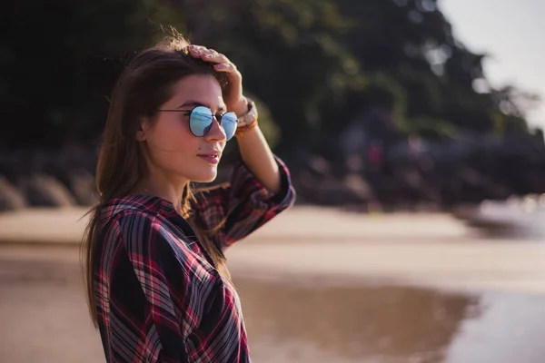 Молодая красивая стильная девушка позирует на пляже в ветреный день — стоковое фото