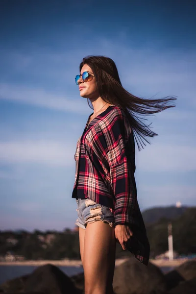 Νέων κομψό hipster ευτυχισμένη γυναίκα ταξιδεύει σε όλο τον κόσμο που φορώντας γυαλιά ηλίου aviator, βαμβακερό πουκάμισο, τροπικό νησί στη λιμνοθάλασσα παραθεριστικές κατοικίες — Φωτογραφία Αρχείου