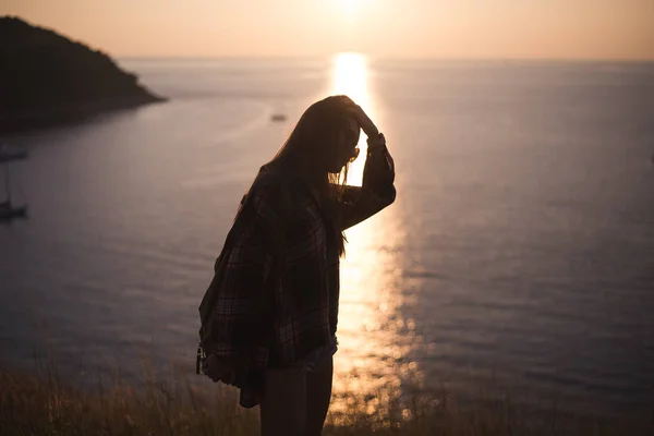 时髦时尚女人旅行者在大海或海洋上看落日的温存 — 图库照片