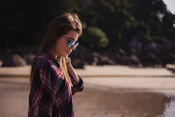 Junge schöne stilvolle Mädchen posiert am Strand an einem windigen Tag — Stockfoto