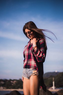 Genç şık mutlu hipster kadın havacı güneş gözlüğü, kot gömlek, tropik ada lagün tatil giyen dünyayı dolaşarak