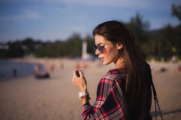Kobieta młody stylowy szczęśliwy hipster, podróżując po świecie, nosić okulary przeciwsłoneczne aviator, Dżinsowa koszula, tropikalnej wyspie laguny wakacje — Zdjęcie stockowe